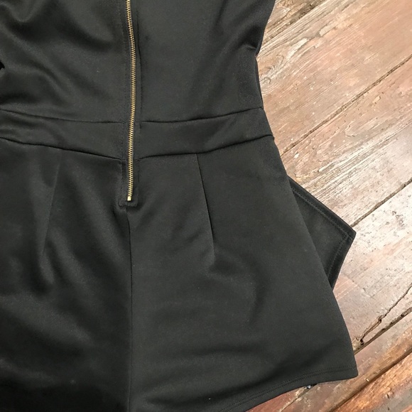 Black plunge neck romper with lace sleeves - Picture 4 of 4